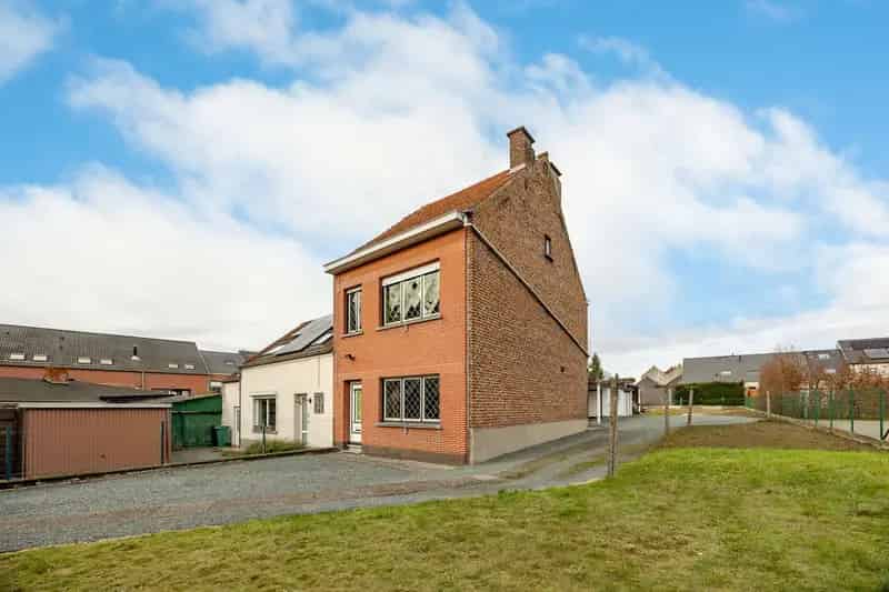 te renoveren 3-gevel woning met tuin