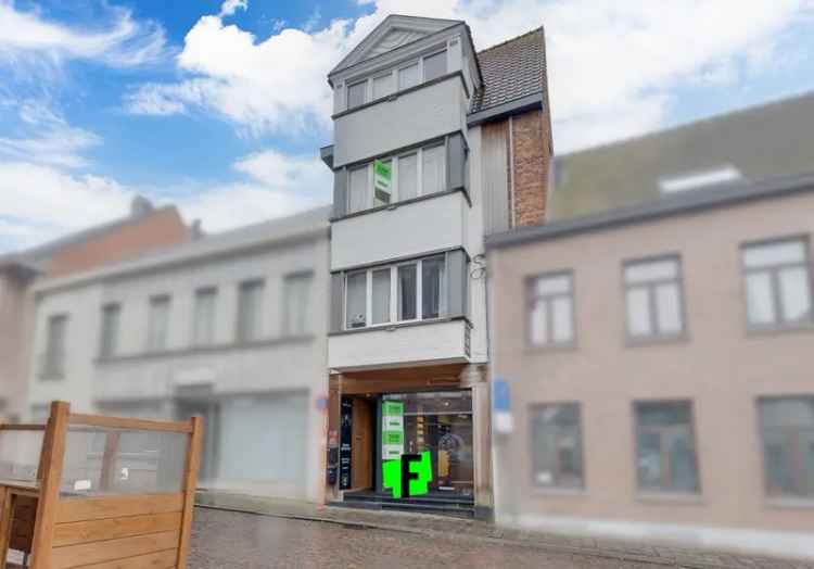 Handelsruimte en triplex appartement met 3 slaapkamers in centrum Tielt