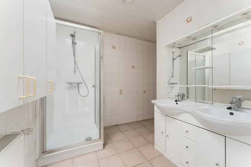 Huis te Huur: Op te frissen woning met zolder en tuin