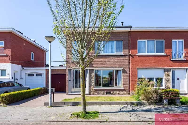Halfopen bebouwing te Merksem met tuin en garage