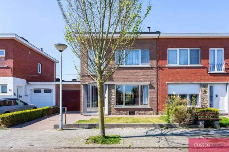 Halfopen bebouwing te Merksem met tuin en garage