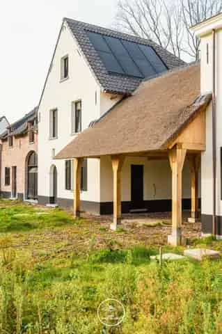 Vier Luxe Halfopen Woningen te Koop