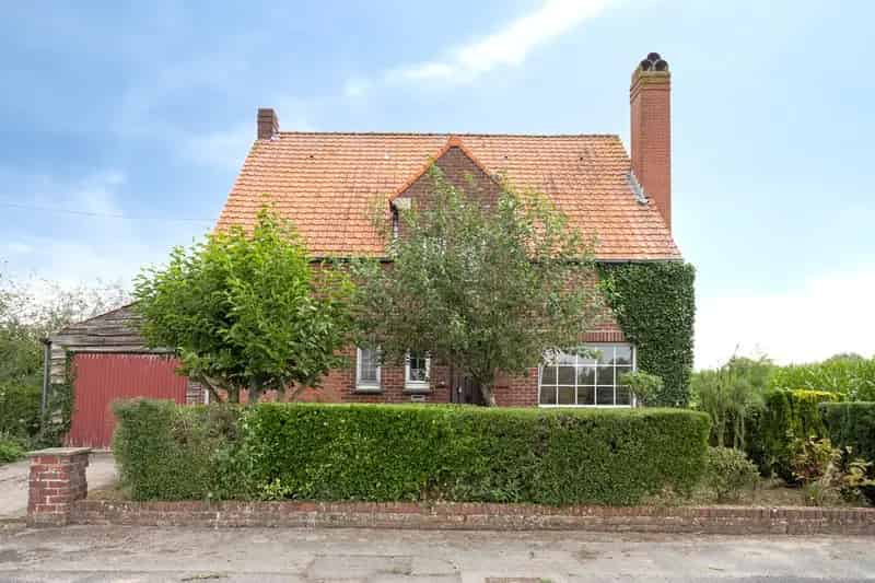 Te renoveren villa met 4 slaapkamers en grote tuin