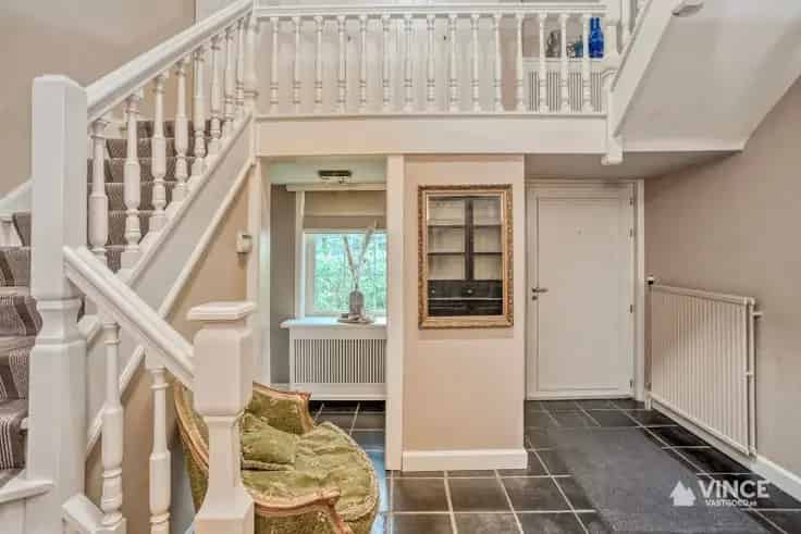 Villa Te Koop: Charmante woning met veel ruimte en potentieel
