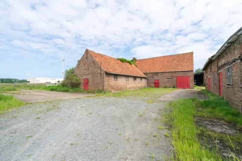 Te renoveren hoeve met bijgebouwen