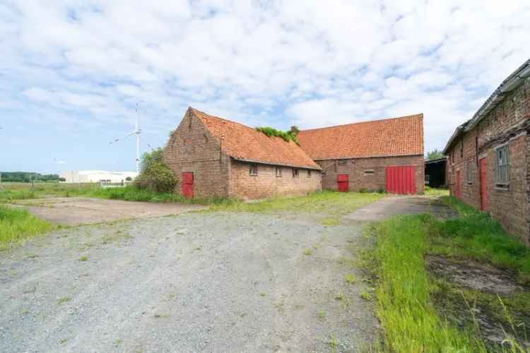 Te renoveren hoeve met bijgebouwen in België