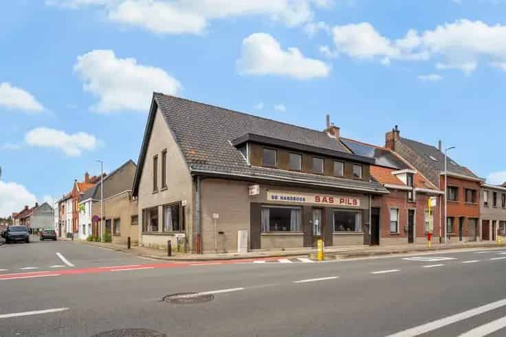 Hoekpand met Feestzaal en 4 Slaapkamers Te Koop