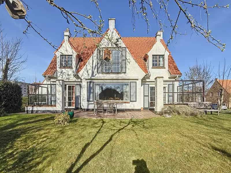 Te renoveren villa in Nieuwpoort 4 slaapkamers tuin garage