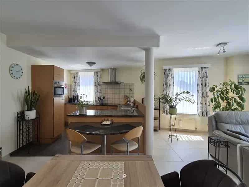 Appartement te koop Beveren: Instapklaar 2 slaapkamers, terras en garage