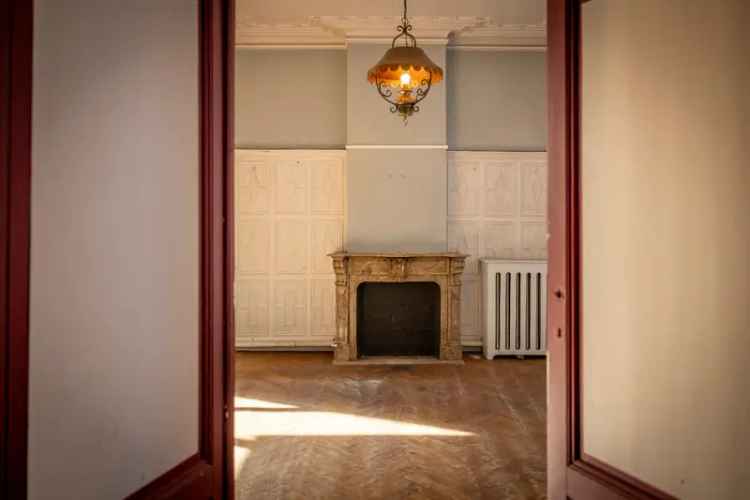 Herenwoning te renoveren 5-7 slaapkamers groot magazijn
