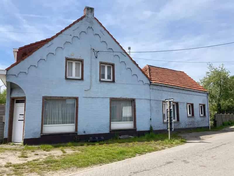 Te renoveren handelswoning met garage en schuur