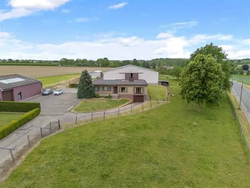 Huis te koop Sint-Truiden: Ruime gezinswoning met loods en weide