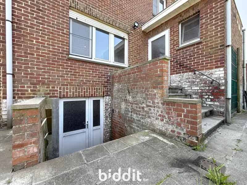 Te renoveren woning met garage en tuin