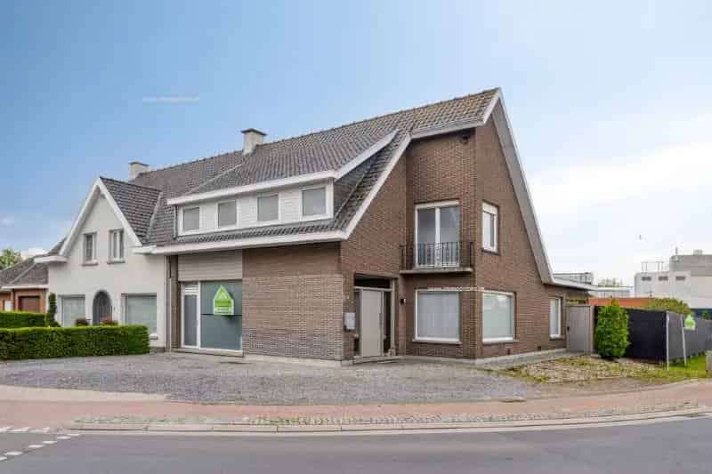Gerenoveerde woning te Izegem met loods 2 slaapkamers
