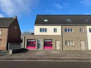 Kantoor te Koop Neeroeteren 506m2 Handelsruimte Magazijn Parking