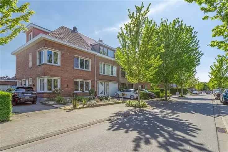 Instapklare woning te Edegem: 4 slaapkamers, 2 badkamers, garage