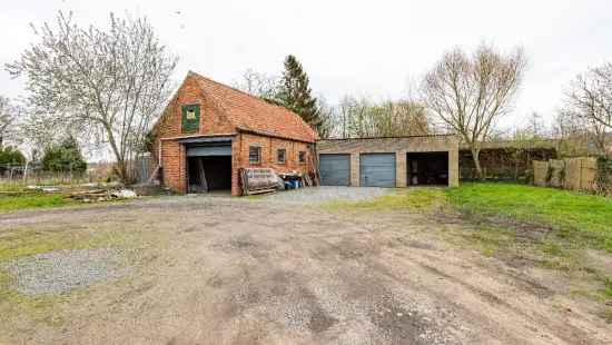 RENOVATIEPAND MET SCHUUR EN 3 GARAGEBOXEN (708 m²)