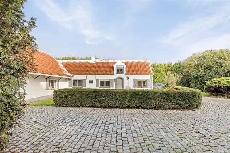 Huis te huur Laarne: 4 slaapkamers, 3 badkamers, zwembad