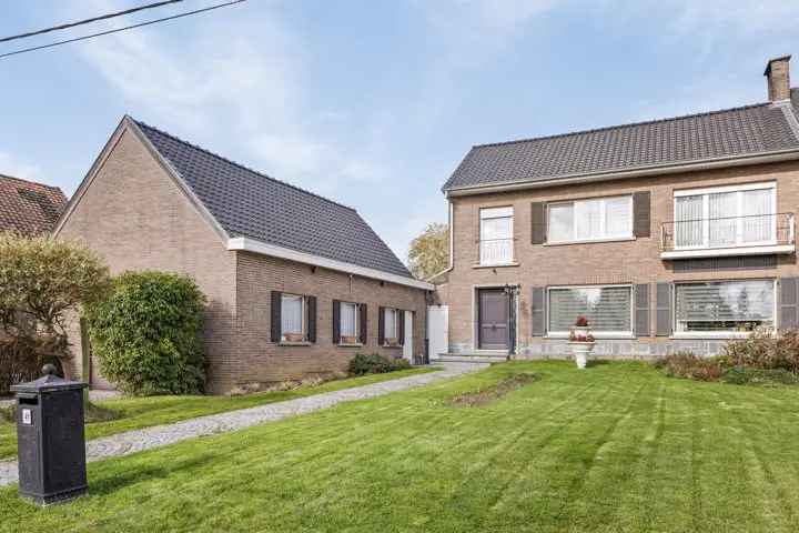 Gezellige woning met ruime garage en voldoende opslagruimte.