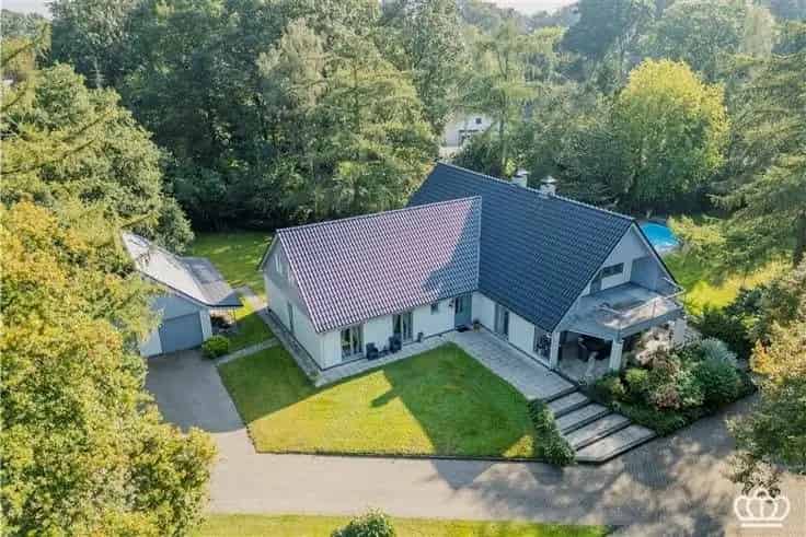 Zeer Ruime Villa te Essen met 6 Slaapkamers en Zwembad