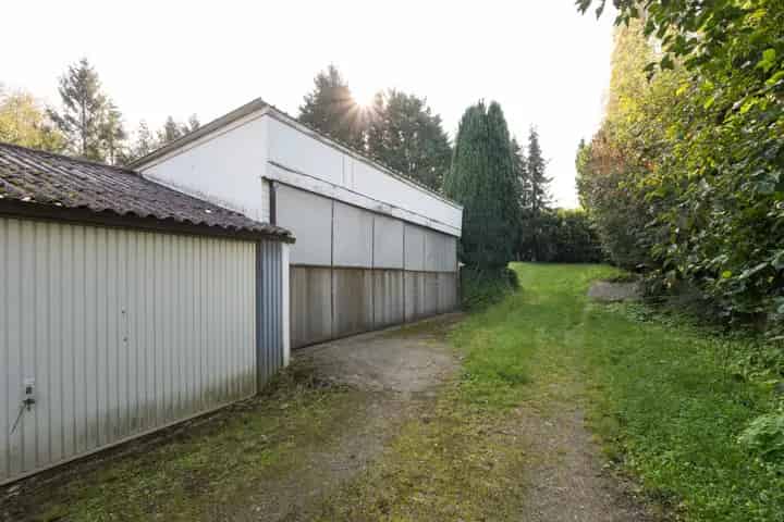 Te huur: Ruime gezinswoning met bijgebouw en garages