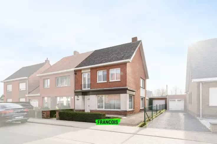 Huis te Koop Zedelgem: 3 Slaapkamers Renovatieproject