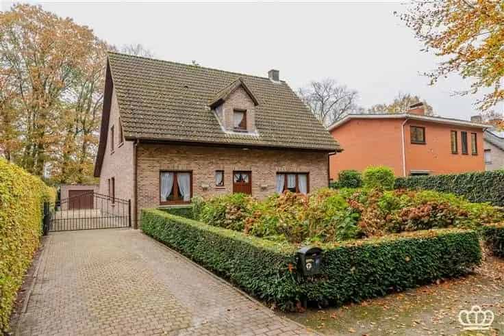 Villa te koop Essen-Heikant 4 slaapkamers grote tuin