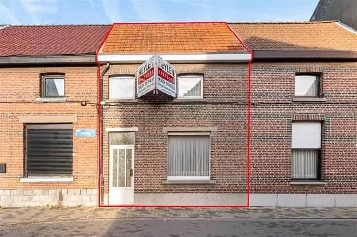 Te renoveren gezinswoning met garage te Boom