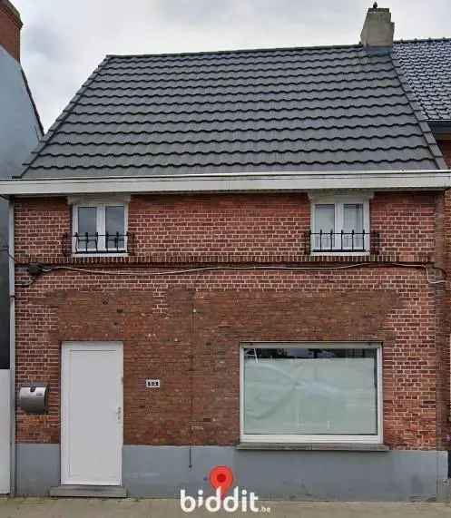Te renoveren woning centraal gelegen