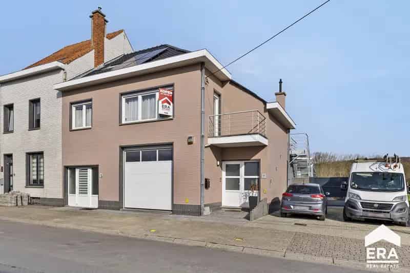 Ruime Driegevelwoning te Koop met Tuin Garage en 3 slaapkamers