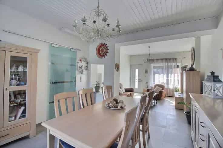 Geringeoveerde 3-gevel woning met garage en terras