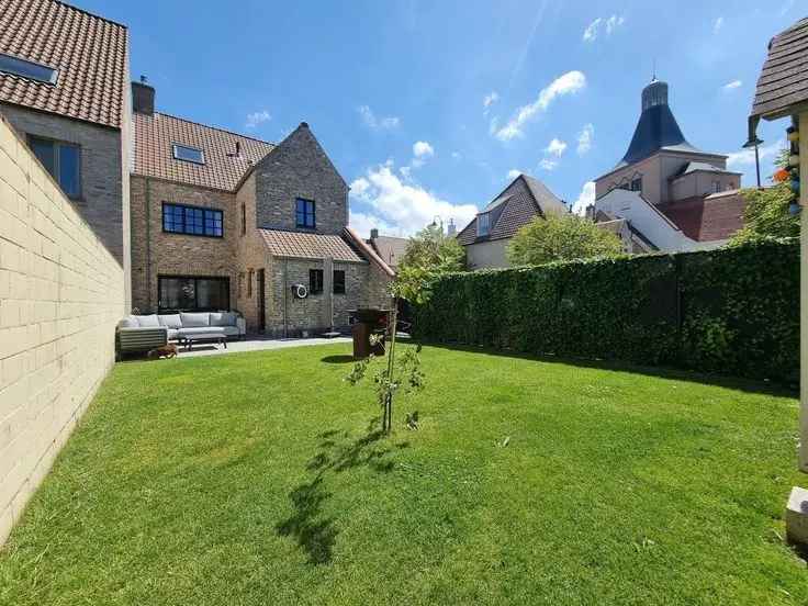 Statige Hoekwoning te Heulebrug