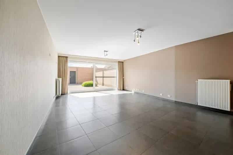 Ruim gelijkvloers appartement Eernegem met terras en garage