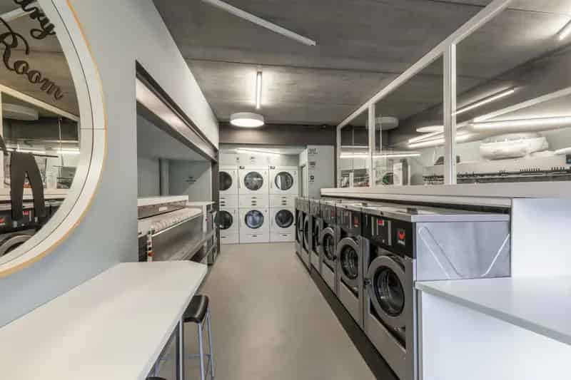 Huis te koop Schilde: Modern handelspand met appartement