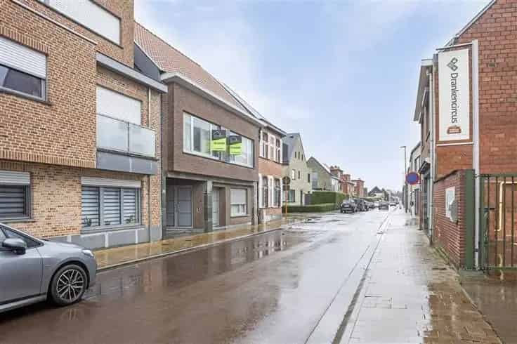 Rijwoning met Dubbele Garage Atelier en Appartement