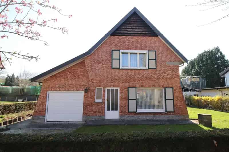 Huis te Koop: Jaren 60 woning met garage en tuin
