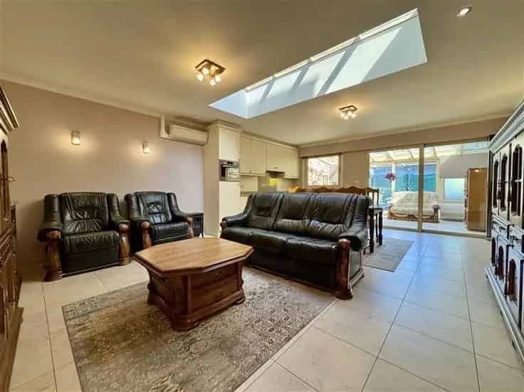 Huis Te Koop Ruime Instapklare Woning met 3 slaapkamers