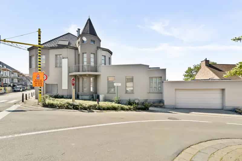 Huis te koop: Commercieel handelspand met woonst en garage