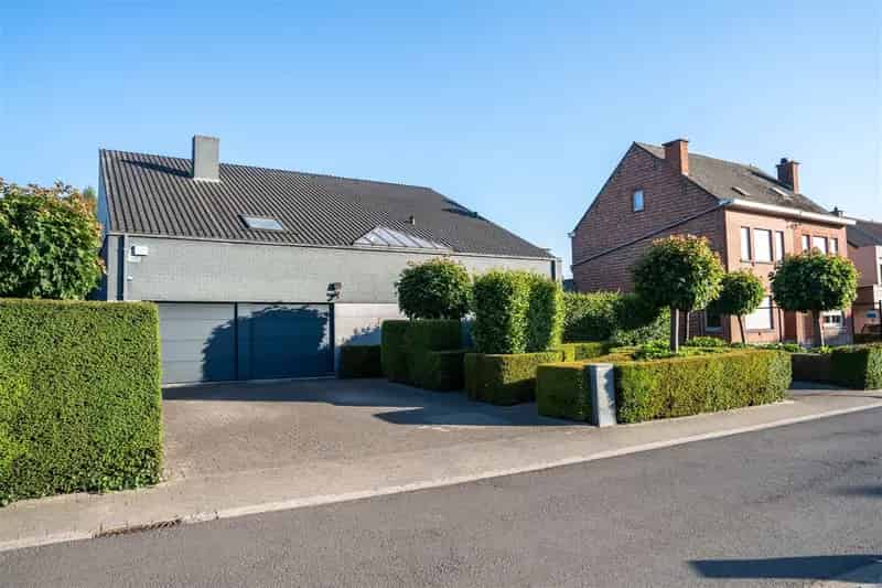 Vrijstaande Villa met Dubbele Garage en Tuin