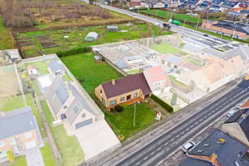Huis te koop Poperinge: Ruime woning met renovatiepotentieel