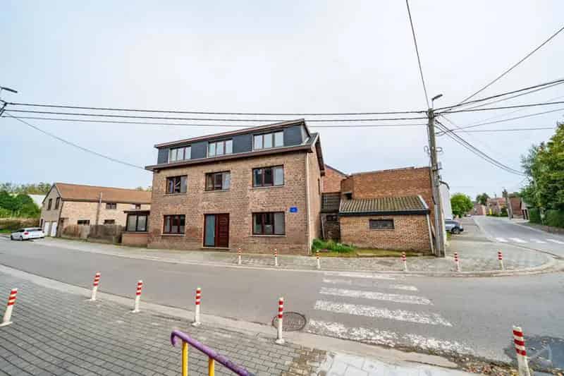 Huis met 6 slaapkamers en appartement te Oreye