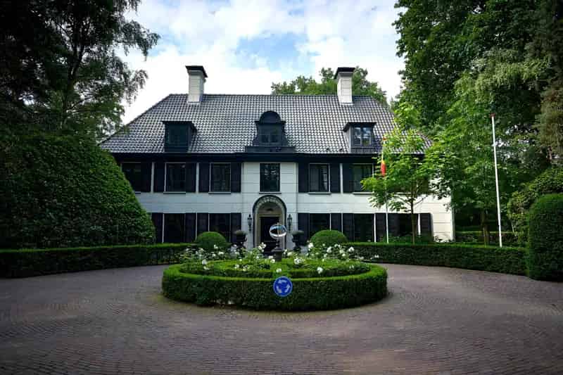Klassieke Villa te Koop Schoten 5 slaapkamers 15Ha