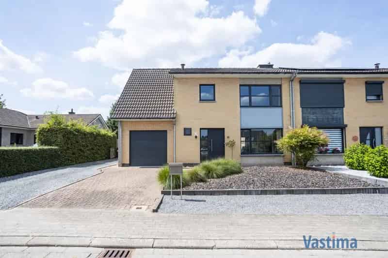 Halfopen gezinswoning 3-4 slaapkamers en garage