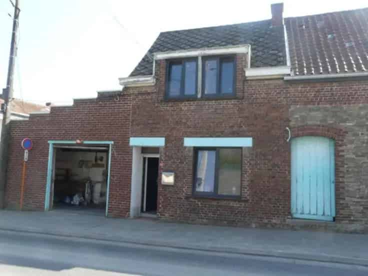 Huis te Koop - Veel Potentieel - Rustige Locatie