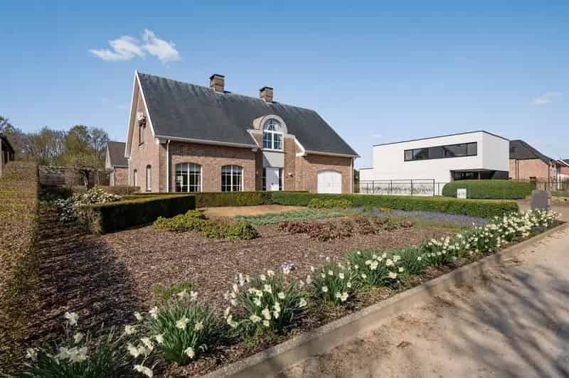 Huis te koop Putte: Ruime gezinswoning met bijgebouw