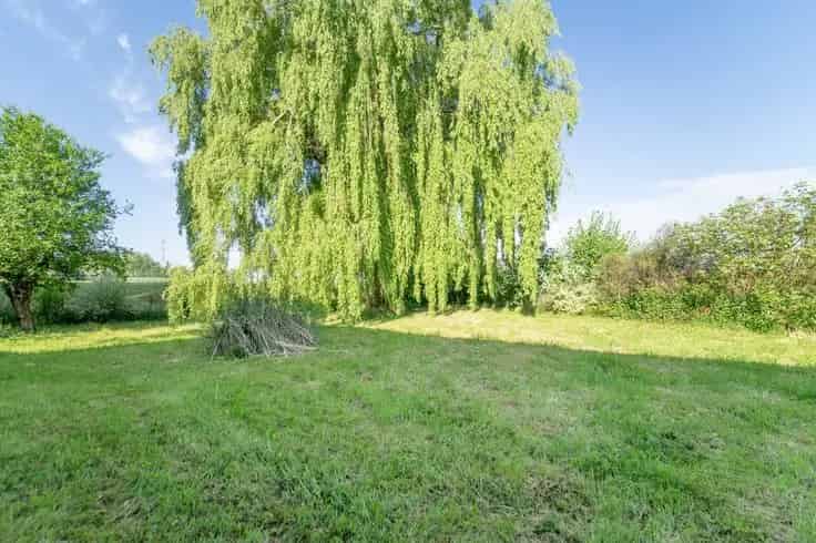 Villa Te Koop: Ruime gelijkvloerse woning met tuin en kelder