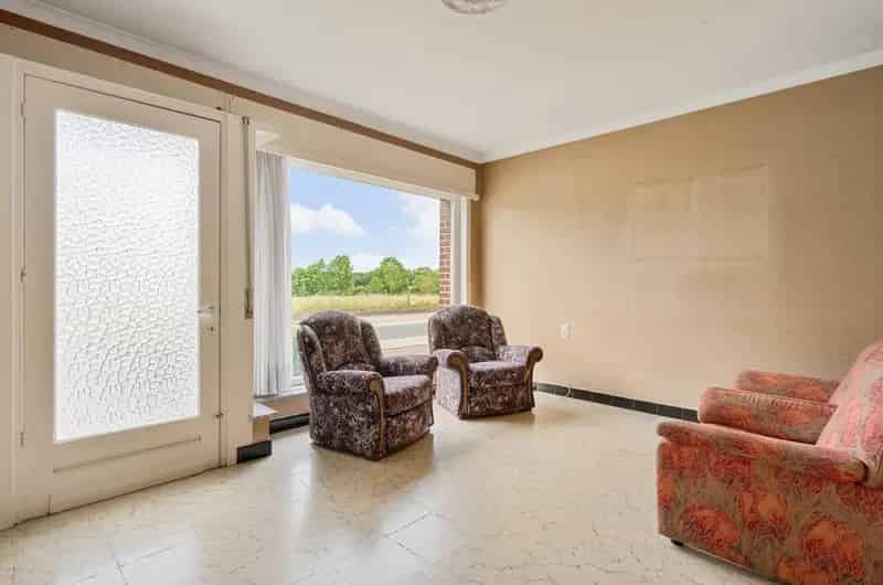 Grote halfopen woning met weide te koop