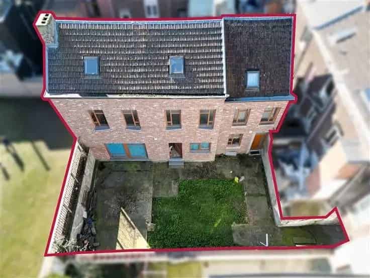 Twee huizen te koop: 84m² en 192m²