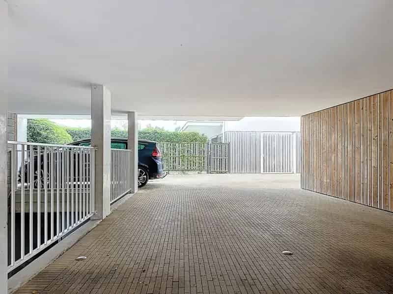 Twee Centrale Buitenparkeerplaatsen
