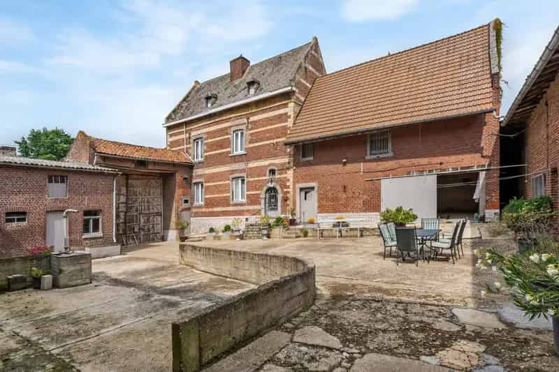 Authentieke Vierkantshoeve te renoveren 274m2 stallen 40a14ca